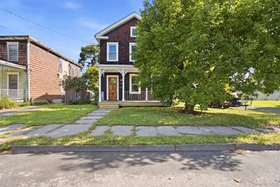 /international/us/10-jones-street-port-jervis-ny-110110305775/