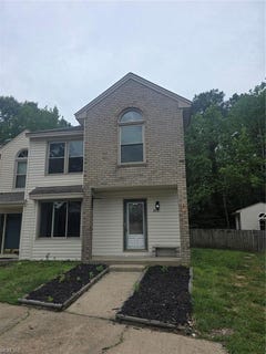 /international/us/812-s-lake-circle-chesapeake-va-110108300273/