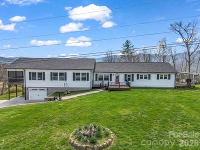 /international/us/1086-carters-ridge-road-spruce-pine-nc-110106669039/