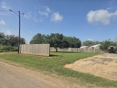 /international/us/1438-n-huajillo-st-pearsall-tx-110119706585/