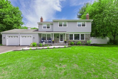 /international/us/66-cygnet-drive-smithtown-ny-110108714998/