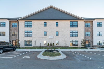 /international/us/1300-stoney-ridge-boulevard-forest-va-110108303346/