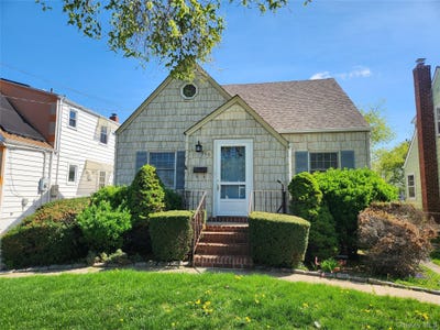 /international/us/956-cherry-lane-floral-park-ny-110107440835/