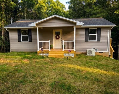 /international/us/102-holly-st-galax-va-110108904004/