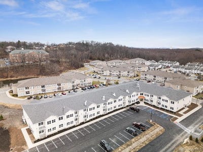 /international/us/306-bluestone-court-maybrook-ny-110106258493/
