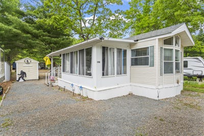 /international/us/1-robinson-way-kennebunk-me-110108426896/