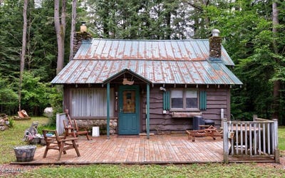 /international/us/33-chuckwagon-drive-lake-luzerne-ny-110108025267/