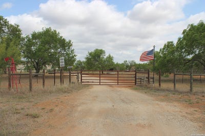 /international/us/3554-fm-1332-jourdanton-tx-110106917927/