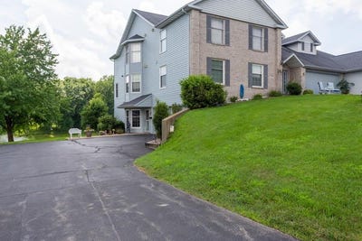 /international/us/3214-lake-ridge-unit-e-drive-dubuque-ia-110107982589/