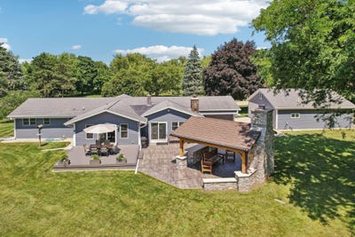 /international/us/1402-parry-ln-hartland-wi-110101239497/