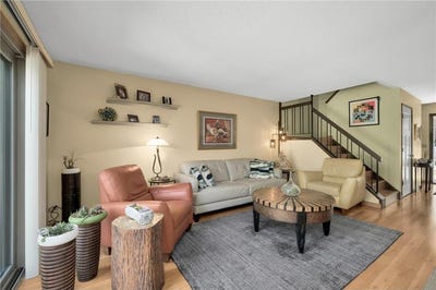 /international/us/10203-scarborough-road-bloomington-mn-110108381817/
