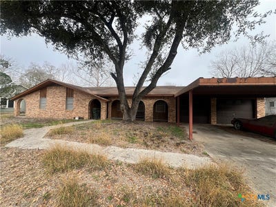 /international/us/509-w-6th-street-yorktown-tx-110106123363/