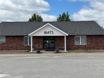 /international/us/7143-highway-168-palmyra-mo-110099033943/