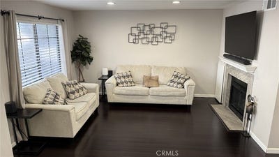 /international/us/11300-foothill-boulevard-lakeview-terrace-ca-110104548707/