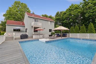 /international/us/7-eileen-circle-jamesport-ny-110108398846/
