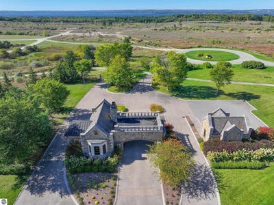 /international/us/4162-dornoch-court-williamsburg-mi-110099455417/