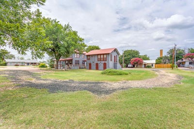 /international/us/1600-ford-street-llano-tx-110103322768/