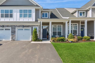 /international/us/216-belmont-circle-yaphank-ny-110107416484/