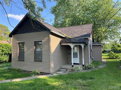 /international/us/1032-w-pearl-street-staunton-il-110100196141/