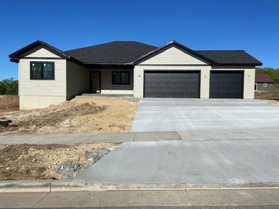 /international/us/321-roosevelt-street-baraboo-wi-110107982876/