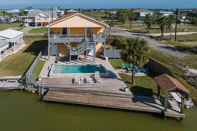 /international/us/102-ball-st-rockport-tx-110107408782/