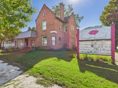 /international/us/605-main-street-s-sauk-centre-mn-110120157974/