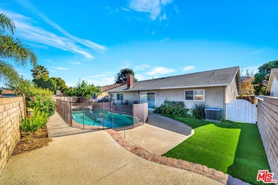 /international/us/2425-dusan-st-simi-valley-ca-110096821608/