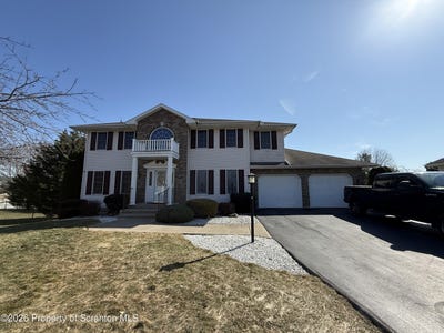/international/us/409-jenna-kay-drive-archbald-pa-110106539538/