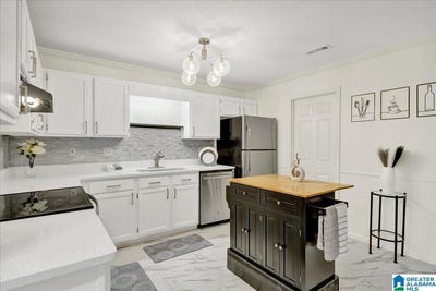 /international/us/723-cahaba-manor-court-pelham-al-110119750160/