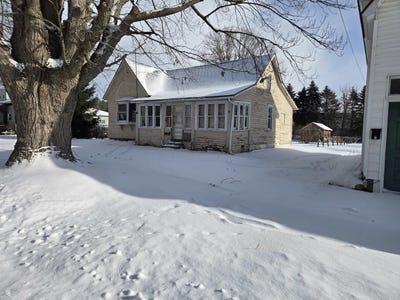 /international/us/204-mary-street-yale-mi-110105359155/