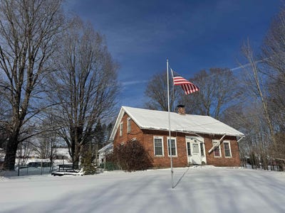 /international/us/2456-route-5-derby-vt-110104489254/