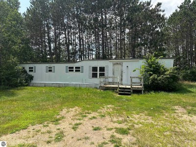 /international/us/2094-county-road-633-grawn-mi-110093441307/