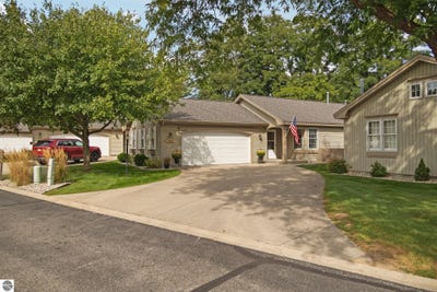/international/us/1108-hemingway-lane-traverse-city-mi-110110322471/