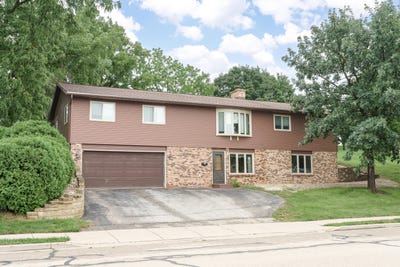 /international/us/320-n-clark-st-mayville-wi-110119671095/