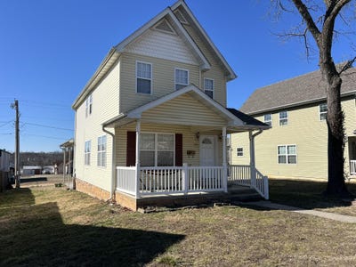 /international/us/208-w-3rd-street-willow-springs-mo-110108227254/