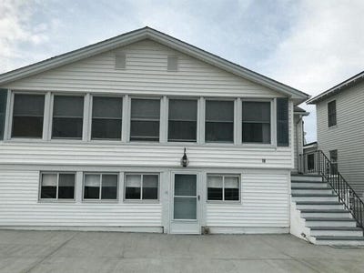 /international/us/18-lowell-street-seabrook-nh-110108499330/
