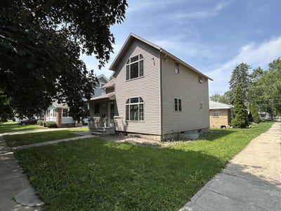 /international/us/430-geneseo-street-storm-lake-ia-110099910641/
