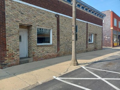 /international/us/110-w-front-stockton-il-110101660571/