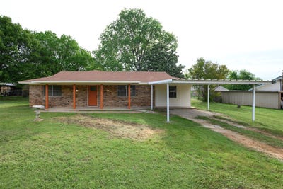 /international/us/820-n-avenue-a-springtown-tx-110107575195/