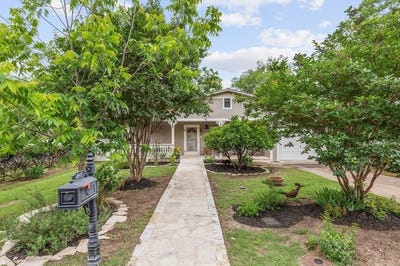 /international/us/217-w-creek-st-fredericksburg-tx-110107810916/