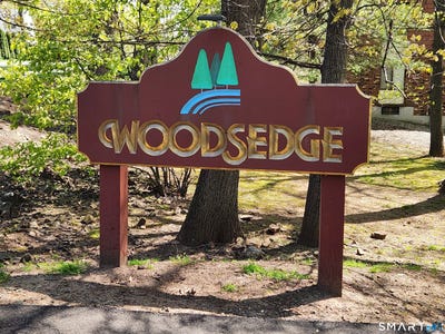 /international/us/15-woodsedge-drive-newington-ct-110107829154/