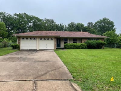 /international/us/114-briar-lane-crockett-tx-110099131582/