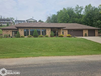 /international/us/1326-lakeshore-drive-brooklyn-ia-110107258924/