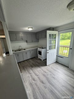 /international/us/13-white-oak-road-mansfield-ct-110108438896/