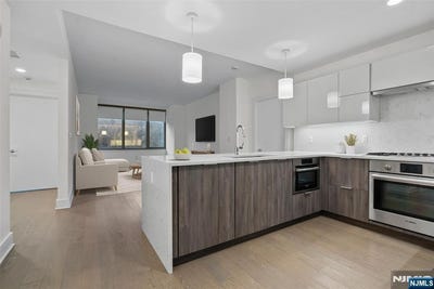 /international/us/9-ave-at-port-imperial-west-new-york-nj-110108257190/