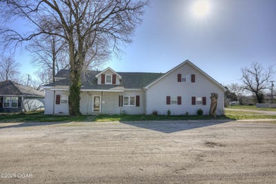 /international/us/309-elm-street-carterville-mo-110098567461/