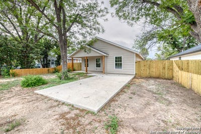 /international/us/703-w-cargile-st-uvalde-tx-110092589532/