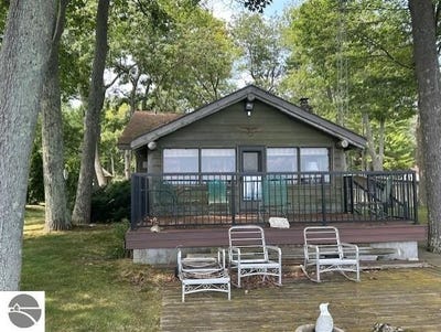 /international/us/940-huron-street-east-tawas-mi-110101477360/