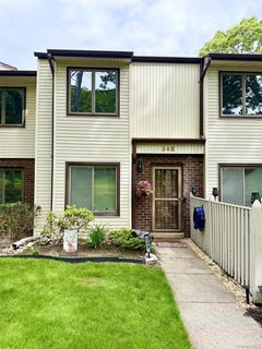 /international/us/348-clubhouse-court-coram-ny-110108353968/