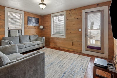 /international/us/243-w-adams-avenue-sisters-or-110106529273/